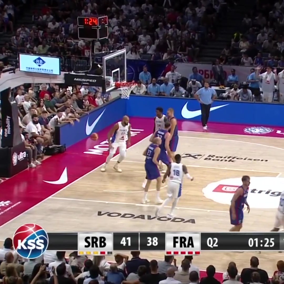 你是谁？看FIBA的戈贝尔怎么打球？试探步晃开防守突破炸扣